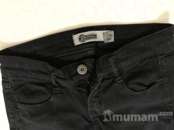 Чёрные джинсы Stradivarius