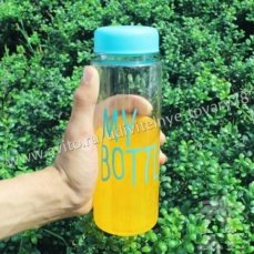 Бутылка для воды голубого цвета 